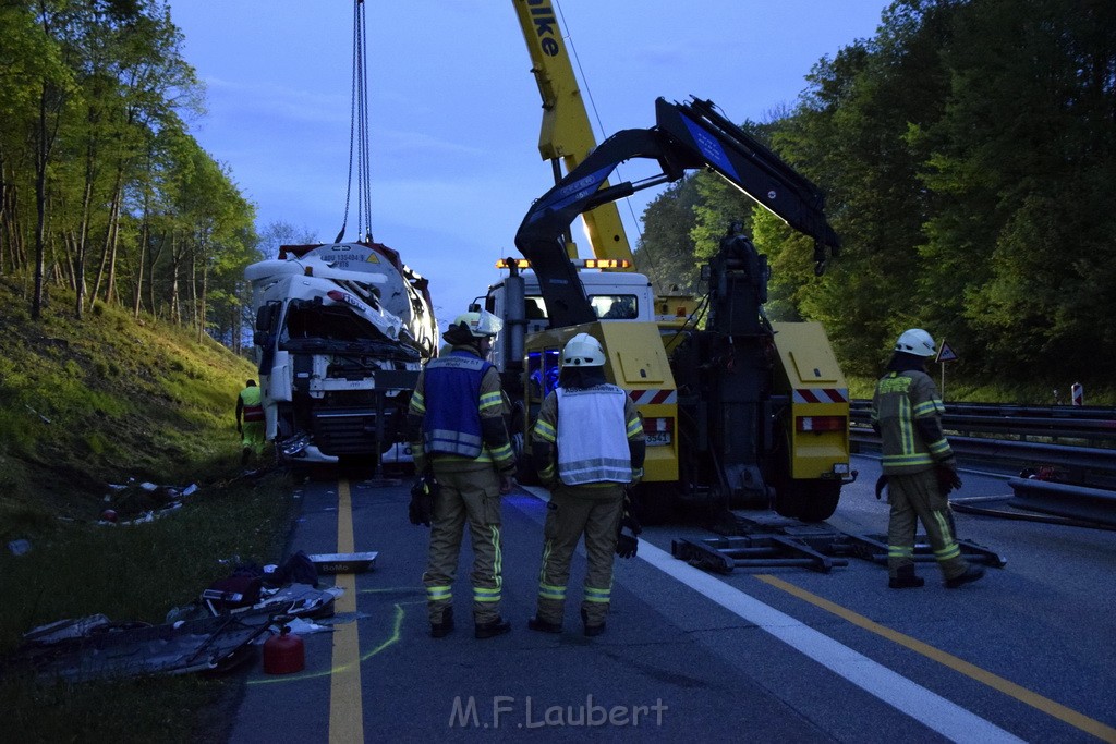 VU Gefahrgut LKW umgestuerzt A 4 Rich Koeln Hoehe AS Gummersbach P589.JPG - Miklos Laubert